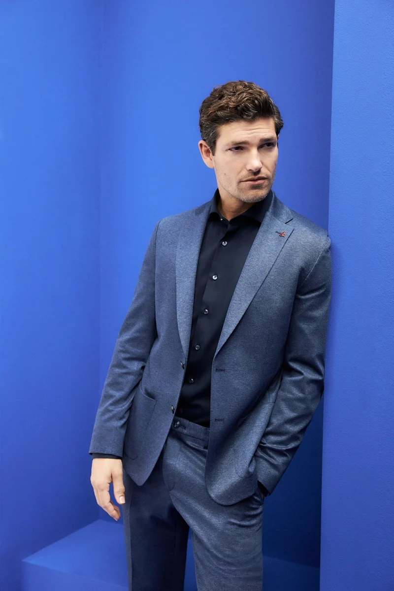 Donkerblauw kostuum uit de collectie